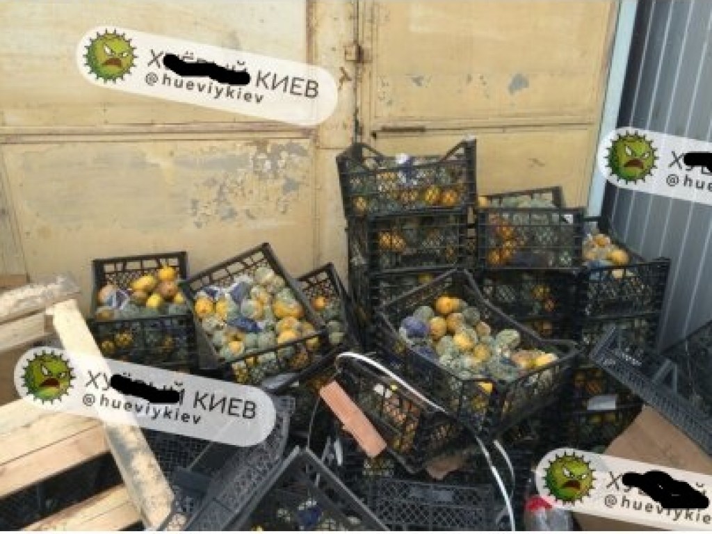 В Киеве в метро бросили ящики с гниющими мандаринами (ФОТО)