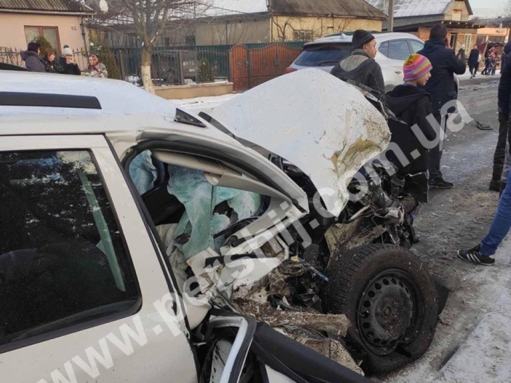 Пьяное ДТП в Сваляве: «Шкода» с пьяным шофером за рулем перевернула микроавтобус (ФОТО)