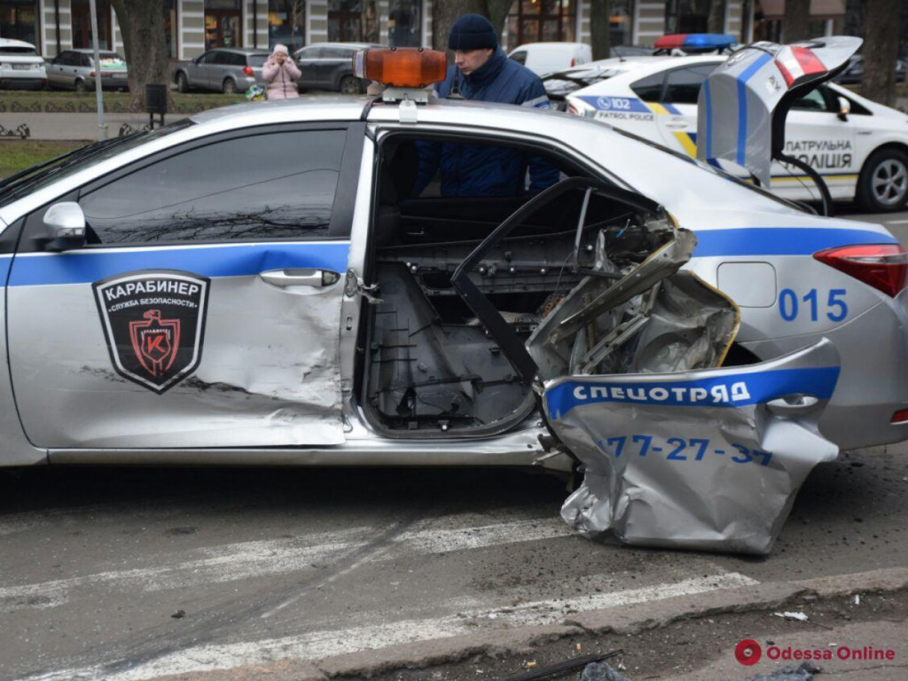 В центре Одессы произошло серьёзное ДТП с авто охранной фирмы (ФОТО)