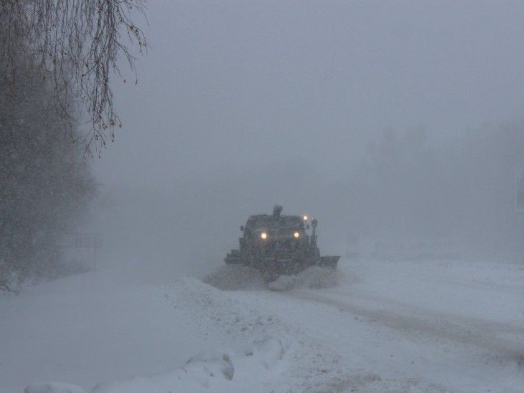 В Черновицкой области более 15 автомобилей попали в снежные заносы: фото коллапса