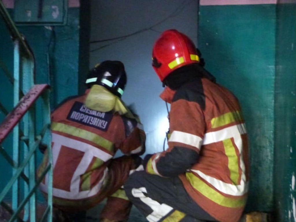 В Киеве в пятиэтажке горела квартира: хозяина эвакуировали прямо с балкона (ФОТО)