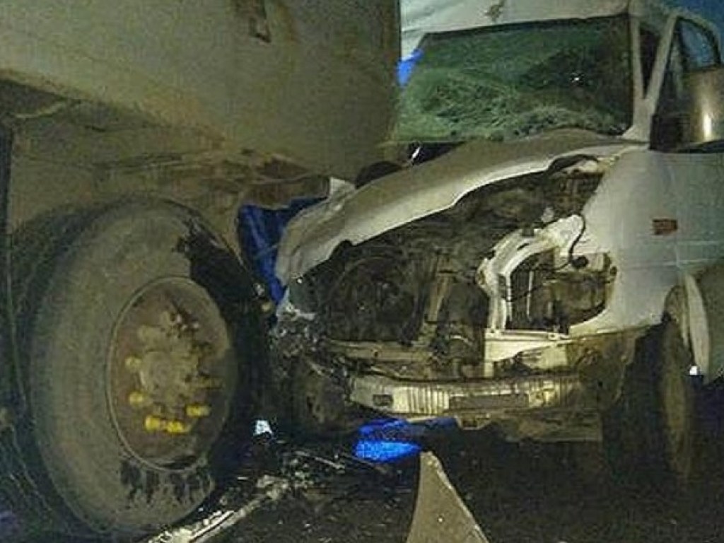 Под Харьковом столкнулись микроавтобус и грузовик МАЗ: пассажирку вырезали из салона авто (ФОТО)