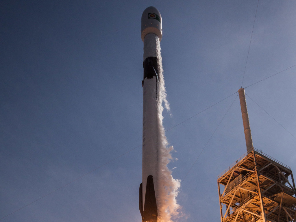 SpaceX вывела в космос десятки малых спутников для «глобального интернета» (ВИДЕО)