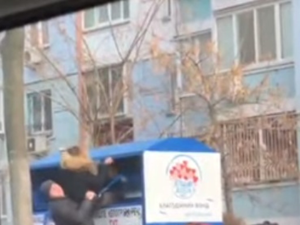На Дарнице в Киеве прямо средь бела дня обокрали бокс благотворительного фонда (ВИДЕО)