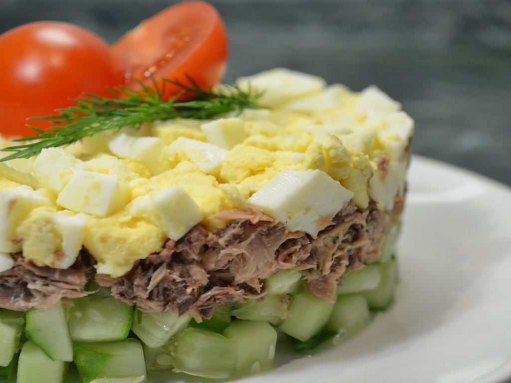 Простой рецепт дня: нежный салат с консервированным тунцом