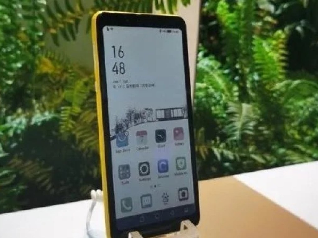 Hisense в Лас-Вегасе представила первый в мире смартфон с цветным дисплеем из электронной бумаги (ФОТО)