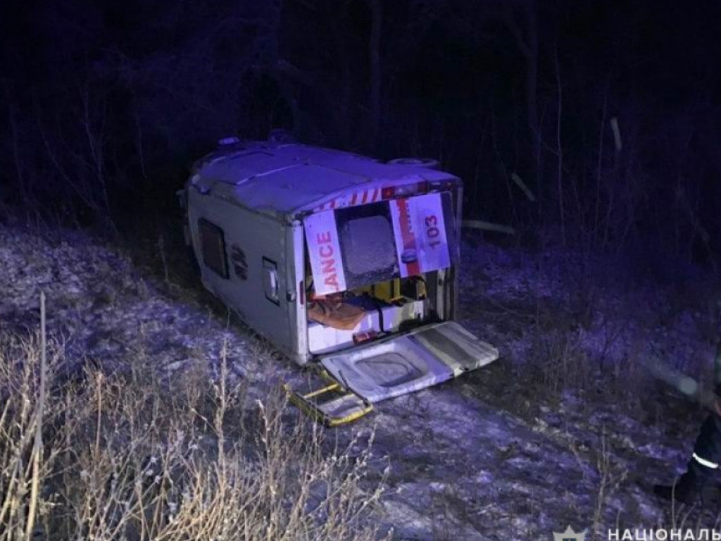 В Донецкой области перевернулась «скорая»: пострадала 41-летняя пассажирка (ФОТО)