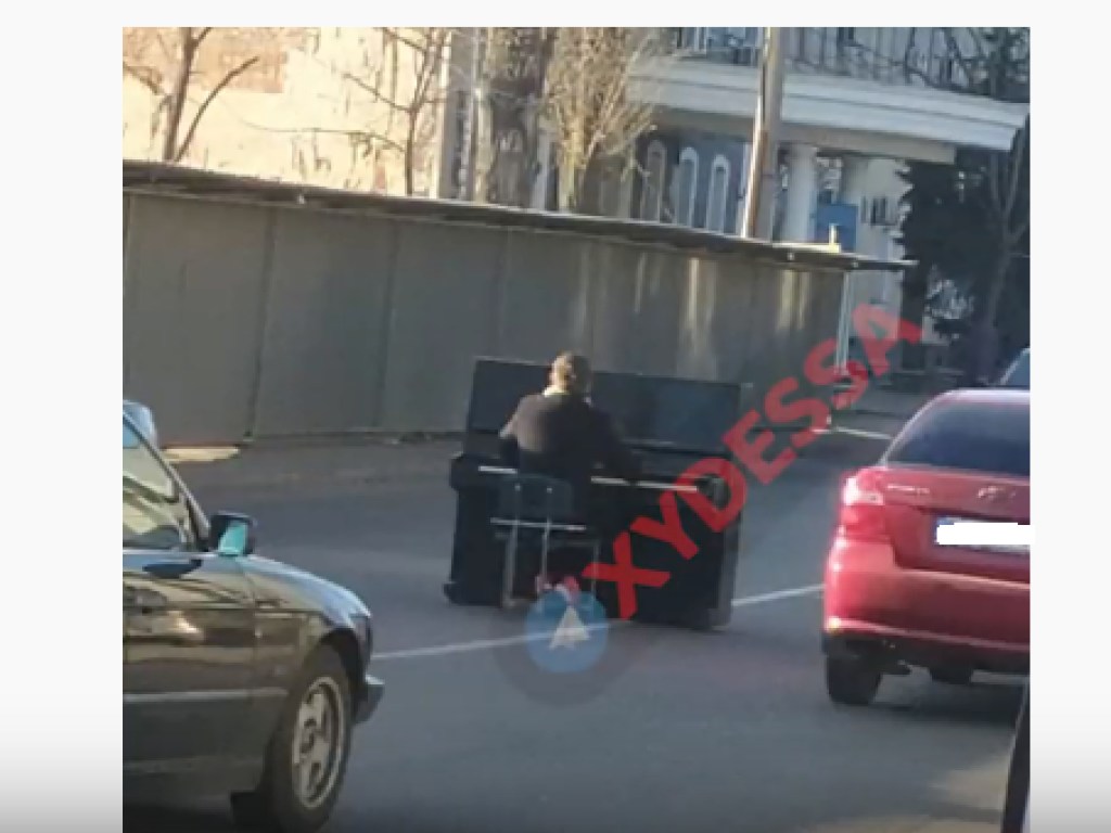 В Одессе мужчина играл на пианино посреди оживленной трассы (ФОТО, ВИДЕО)