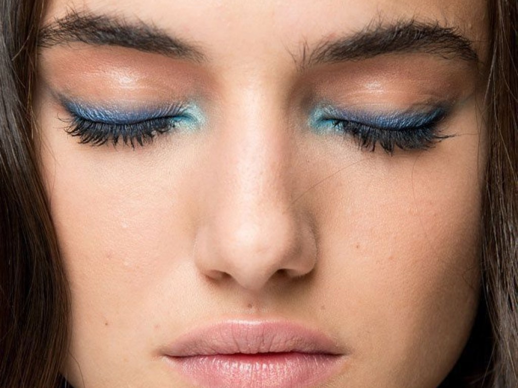 Свежий взгляд и блестящие стрелки: модным трендом-2020 станет «макияж русалки» (ФОТО)