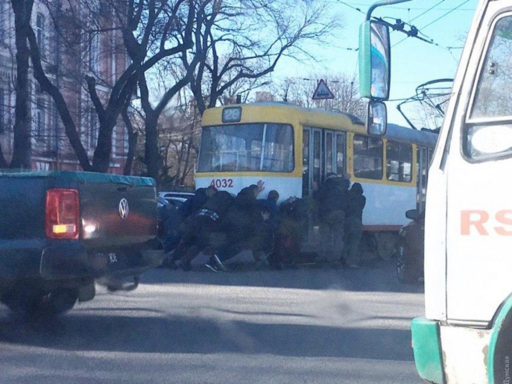 Заглох посреди дороги: в Одессе пассажиры толкали трамвай (ФОТО)