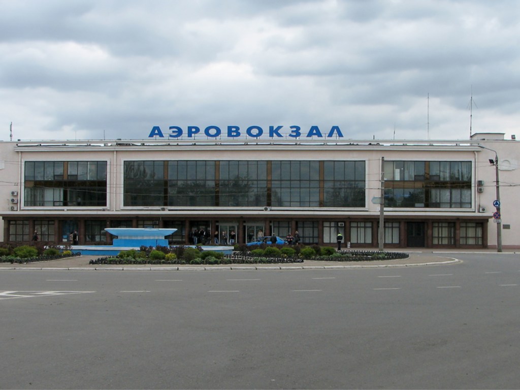 В Одессе мужчина в балаклаве и в куртке с надписью «Совесть» «заминировал» аэропорт