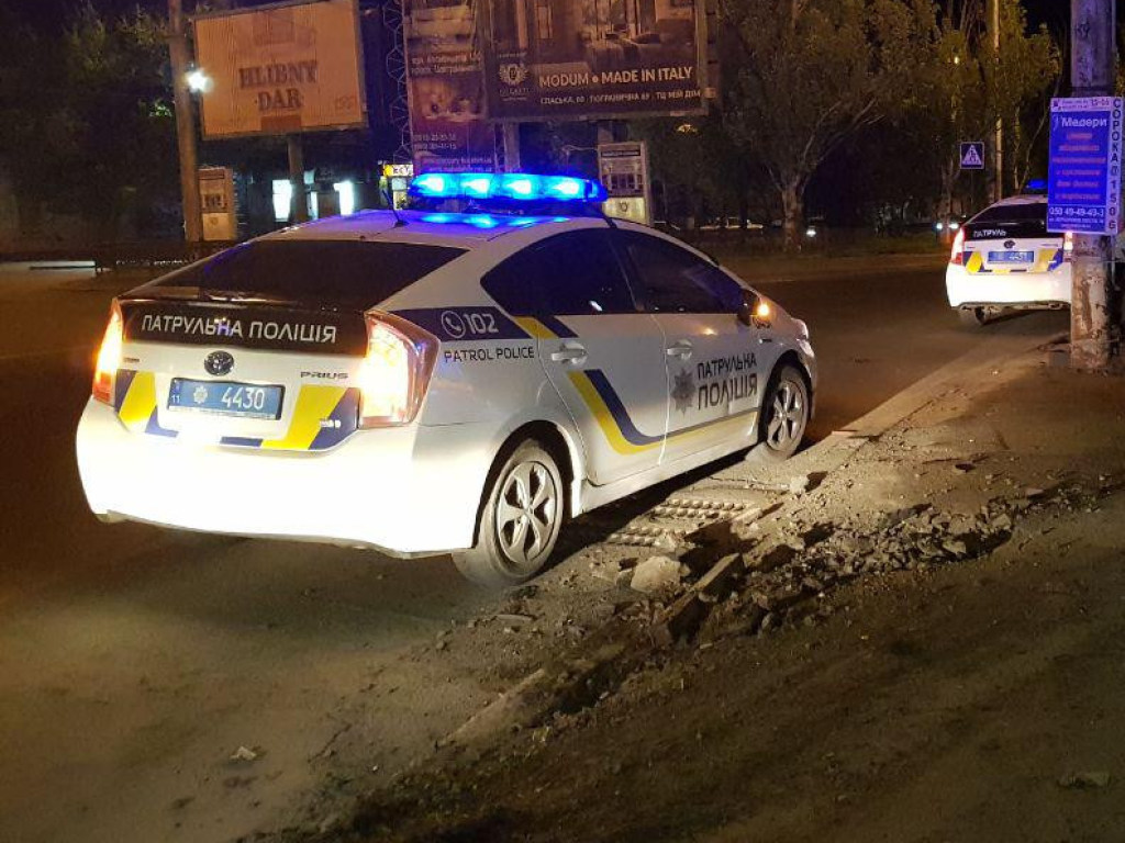 В Киевской области мужчина разбил ведром стекло патрульного автомобиля