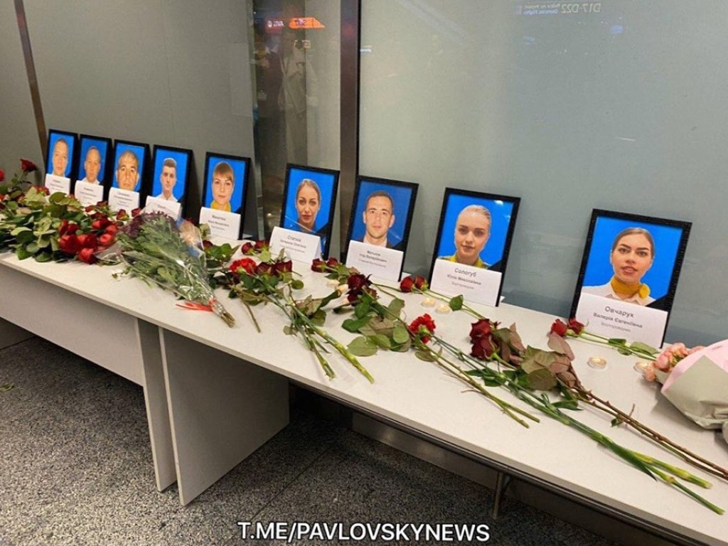 Друзья и сотрудники погибшего экипажа украинского «Боинга» возлагают цветы в холле аэропорта «Борисполь» (ФОТО, ВИДЕО)