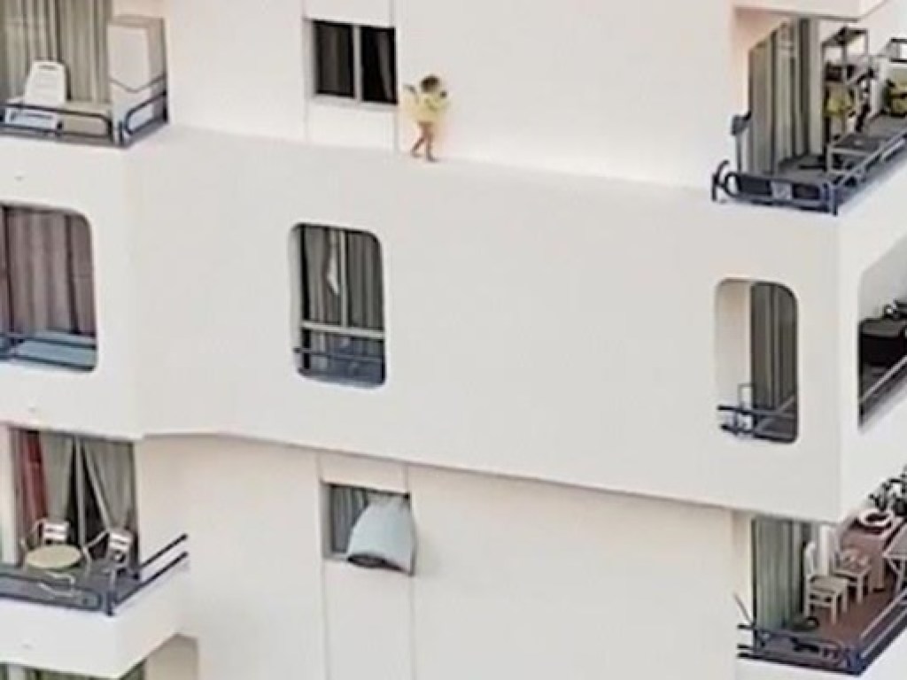 Мать пошла в душ: ребенка на карнизе пятого этажа сняли на видео (ФОТО, ВИДЕО)