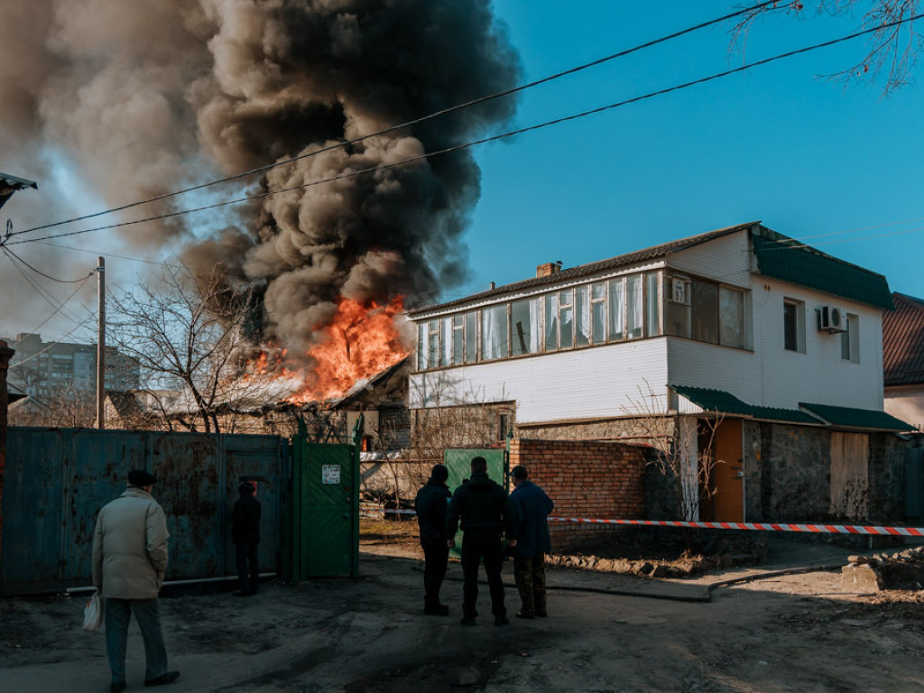 В Днепре из-за сильного пожара в жилом доме перекрыли улицу (ФОТО, ВИДЕО)