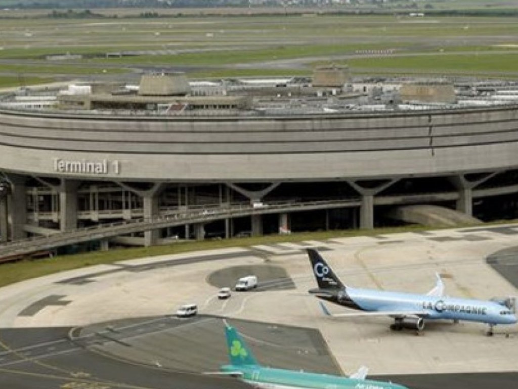 В отсеке шасси Boeing 777, прибывшего в аэропорт Парижа, найден труп 10-летнего ребенка