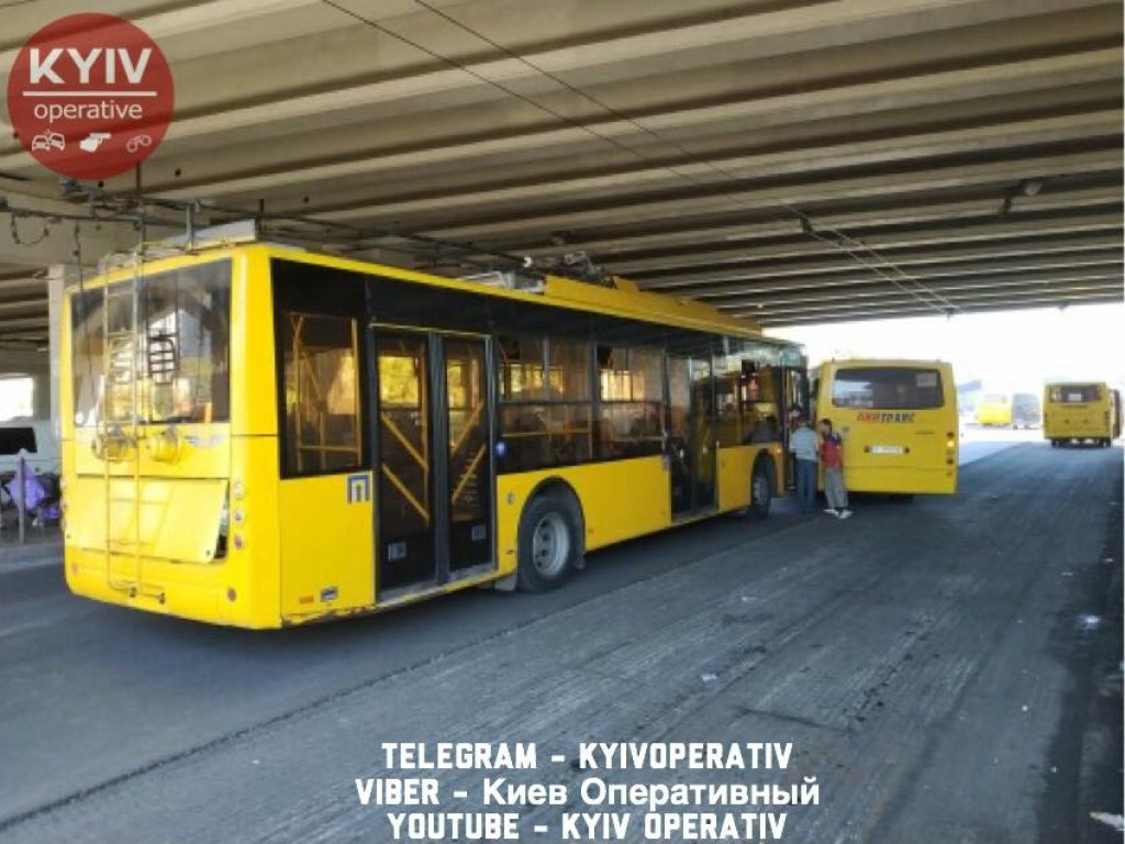 Под путепроводом на Святошино в Киеве троллейбус столкнулся с маршруткой (ФОТО)