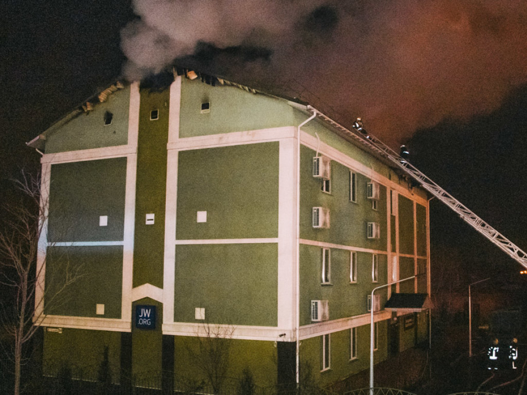 В столице на Троещине сгорел «Зал царствования свидетелей Иеговы»: пострадал мужчина (ФОТО, ВИДЕО)