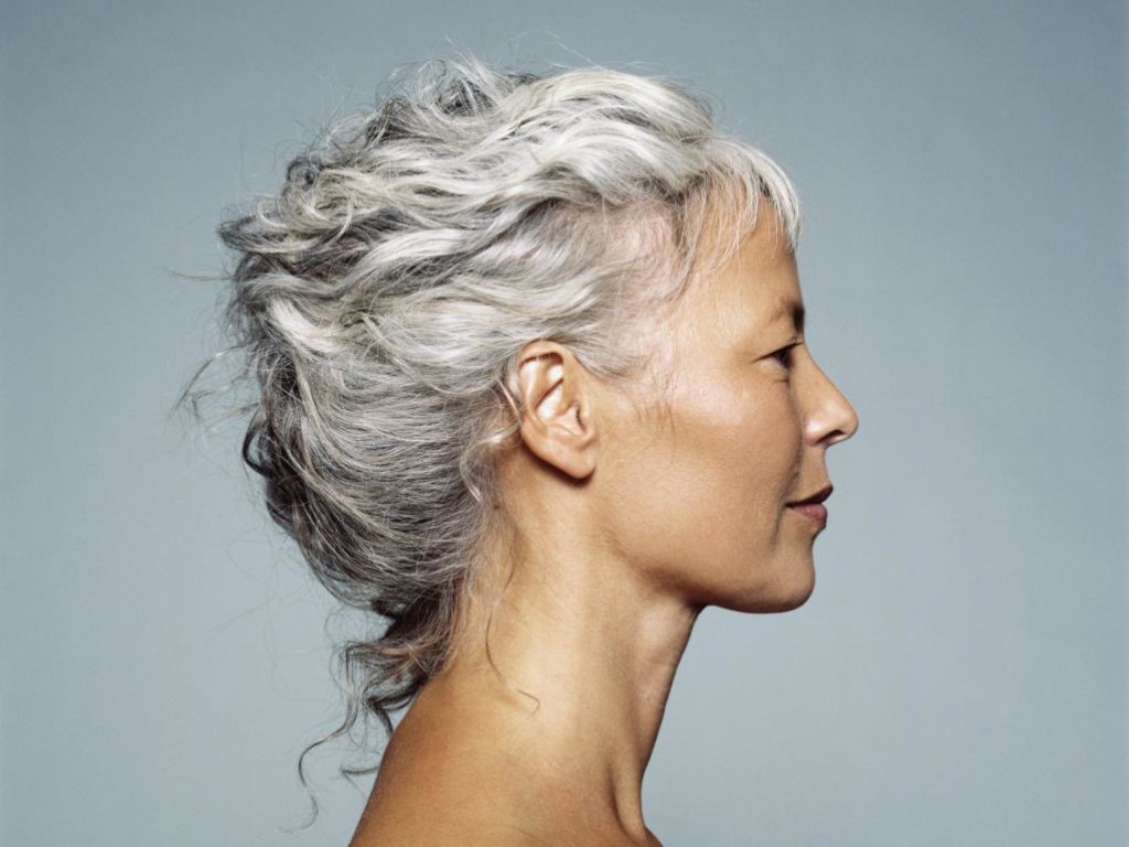 Как правильно ухаживать за волосами в пожилом возрасте: секреты косметологов