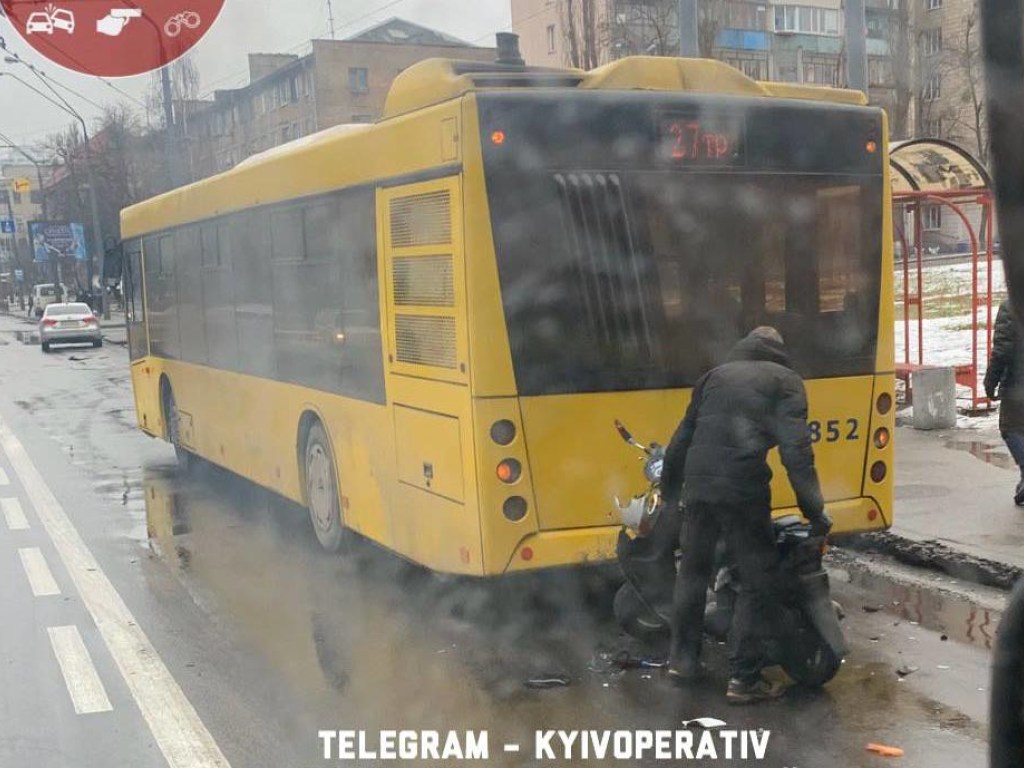 «ДТП на остановке»: в Киеве байкер влетел в автобус (ФОТО)