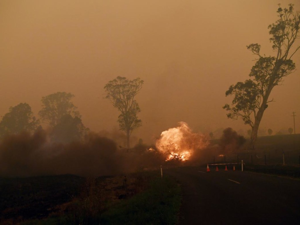 Пожары в Австралии: огонь начал захватывать новые территории (ВИДЕО)