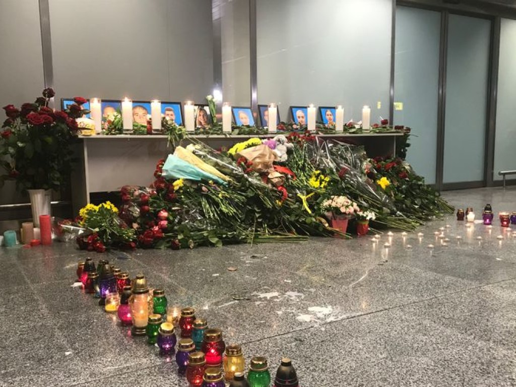Украинцы оплакивают жертв авиакатастрофы и обсуждают причины крушения Boeing 737 в Иране &#8212; соцсети