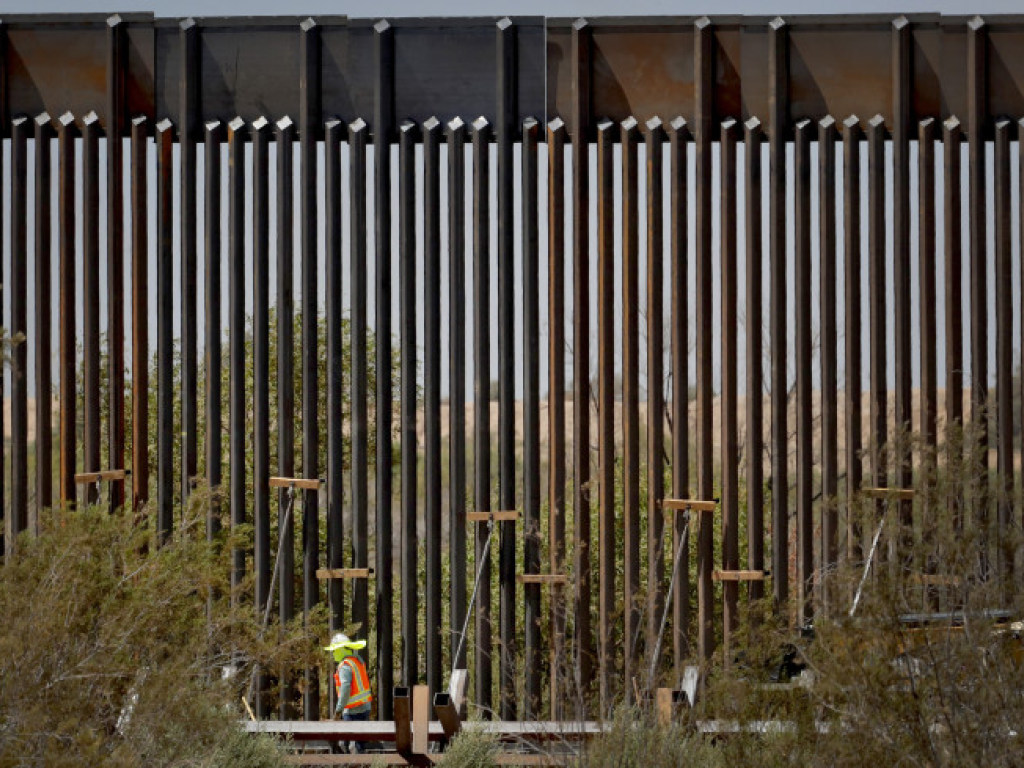 Апелляционный суд разрешил продолжить строить стену на границе США и Мексики