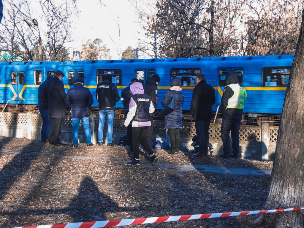 Возле столичной станции метро «Черниговская» умер 80-летний мужчина