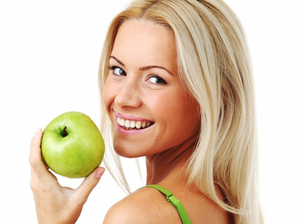 Стоматологи предупредили об опасности яблок для здоровья