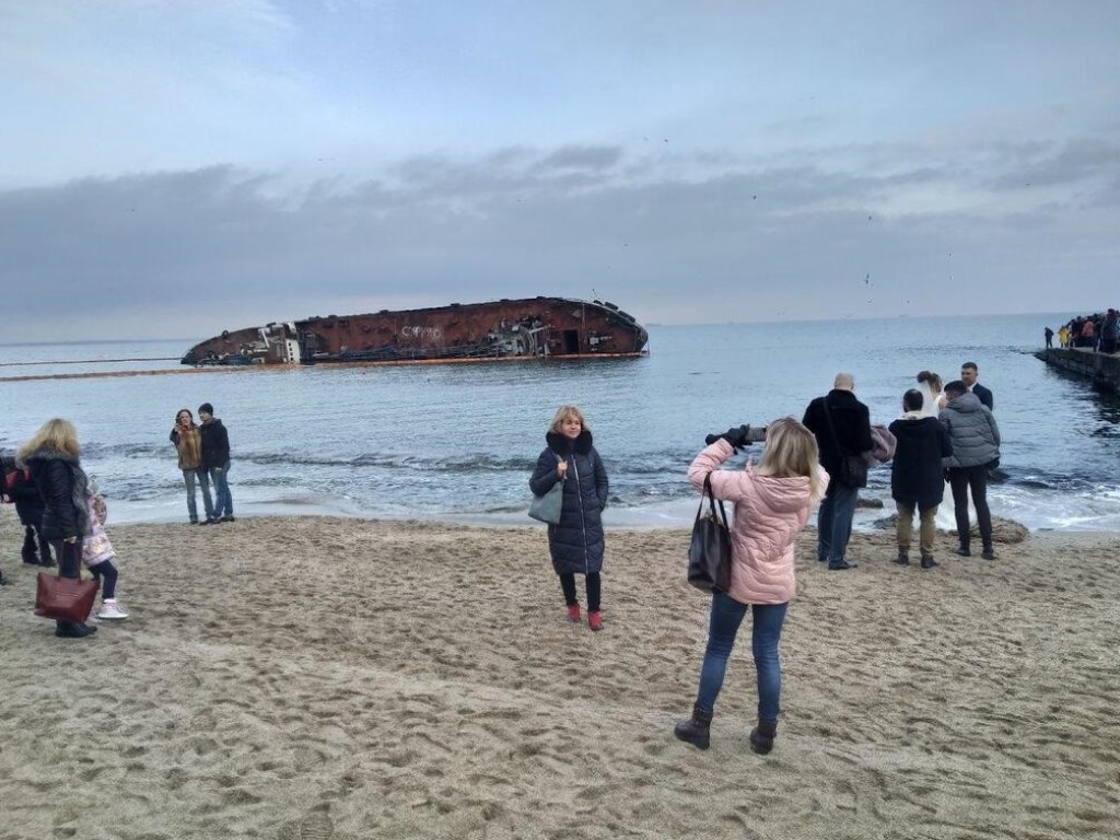 Затонувший возле Одессы танкер стал популярен среди любителей фотосессий (ФОТО)