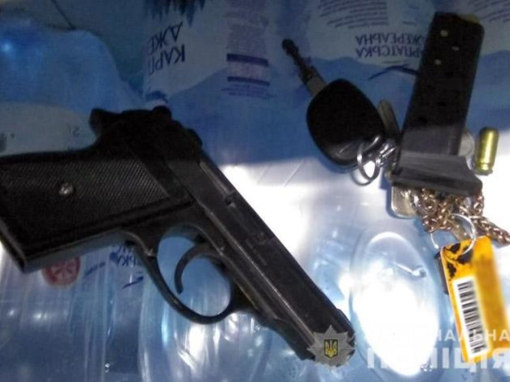 Мужчина в Хмельницком ворвался в магазин: угрожал продавцу пистолетом (ФОТО)