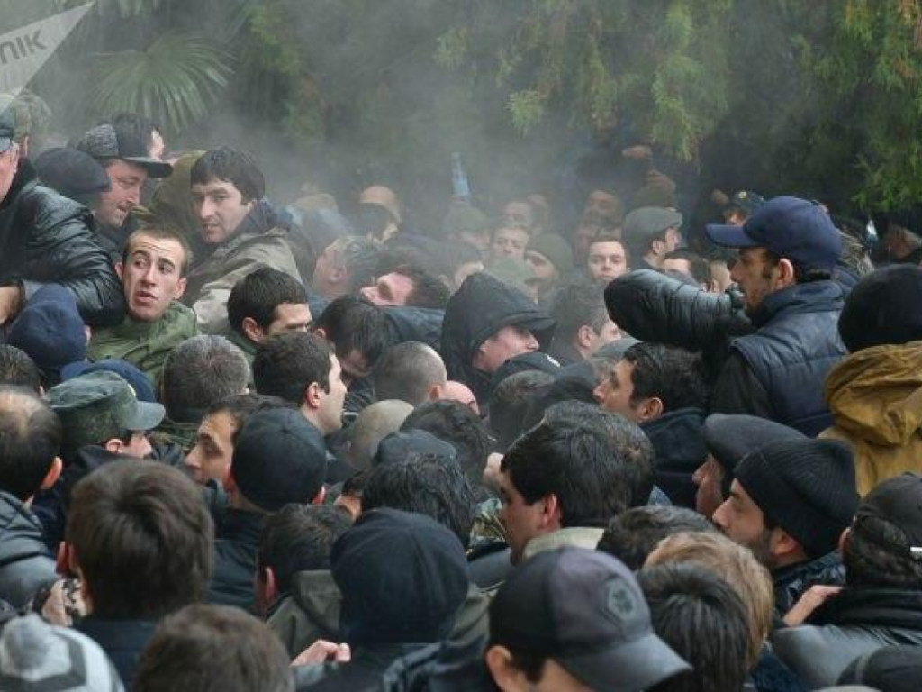 «Майдан» в Абхазии»: протестующие штурмом взяли администрацию президента (ФОТО, ВИДЕО)