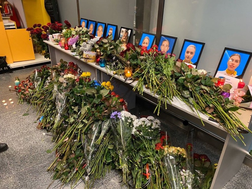 Крушение Boeing 737-800 в Иране: в аэропорту в Борисполе украинцы прощались с погибшими в авиакатастрофе (ФОТО, ВИДЕО)