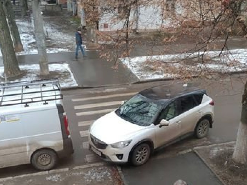 В Харькове «герой парковки» оставил авто на «зебре» и перегородил тротуар (ФОТО)