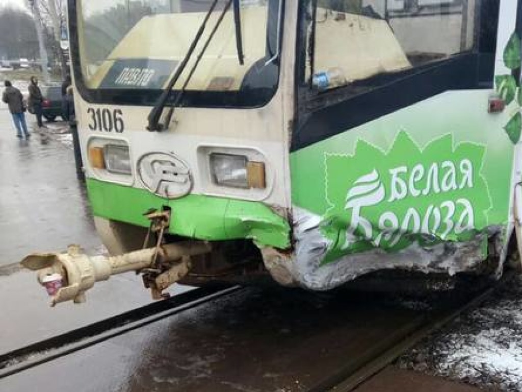 Водитель Toyota протаранил трамвай в Харькове (ФОТО)