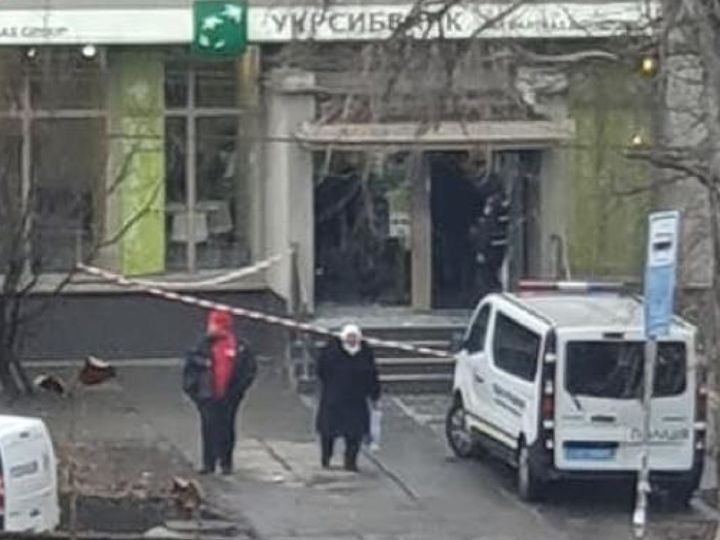 На Оболони в Киеве пытались ограбить банк: местные жители слышали звук взрыва (ФОТО)