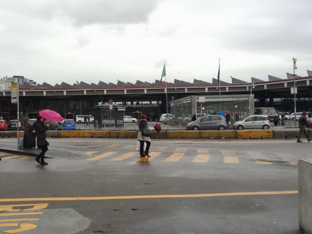 Украинцы застряли в аэропорту Неаполя: рейс в Киев задержан  без разъяснений