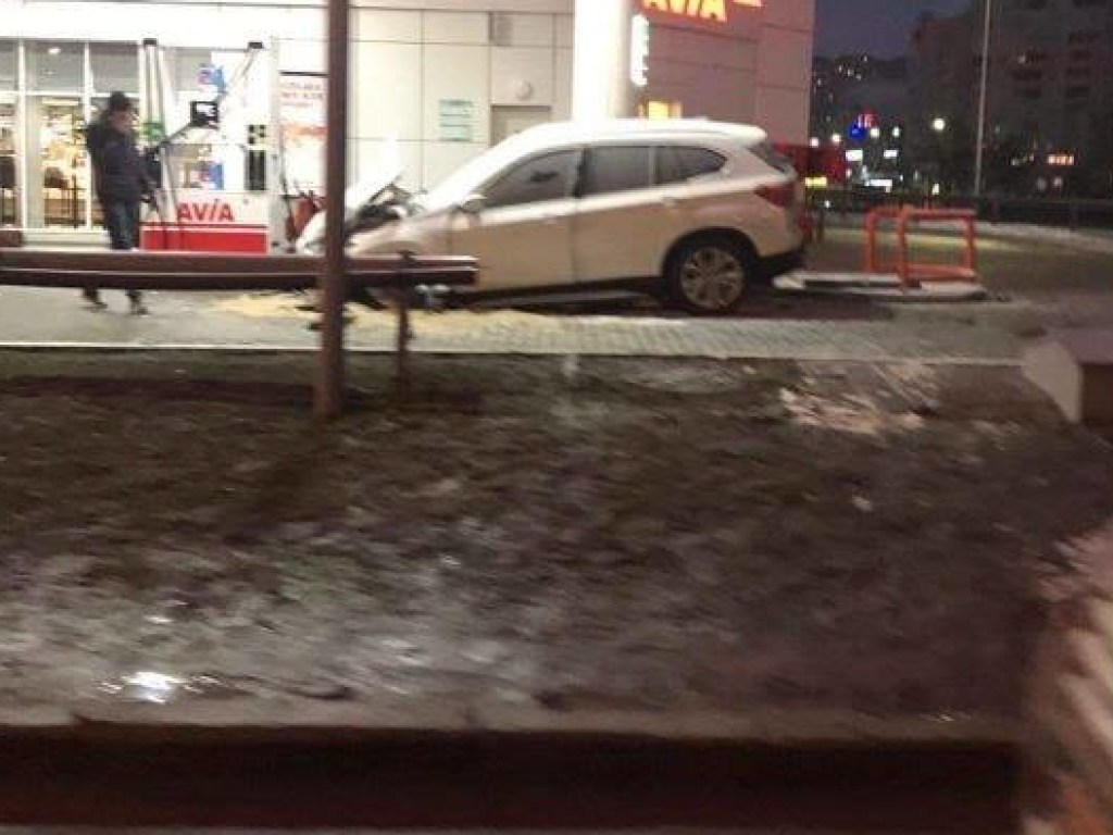 На Осокорках в Киеве BMW на скорости протаранил бензовоз на заправке (ФОТО)