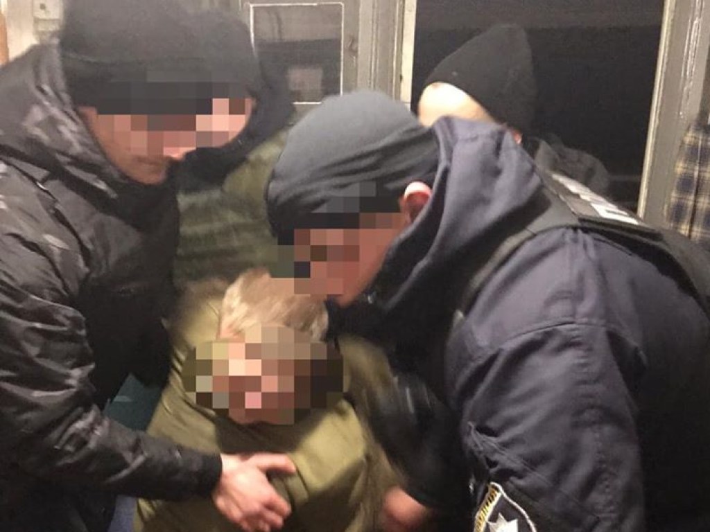 Под Киевом мужчина вонзил отвертку в лицо участкового (ФОТО)