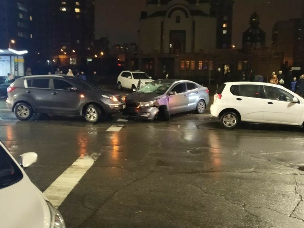На Троещине в Киеве Kia насмерть сбил пешехода на «зебре» (ФОТО, ВИДЕО)