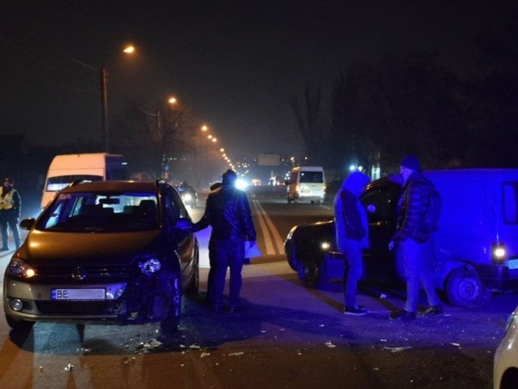 На перекрестке в Николаеве не поделили дорогу Volkswagen и Peugeot, есть пострадавший (ФОТО)
