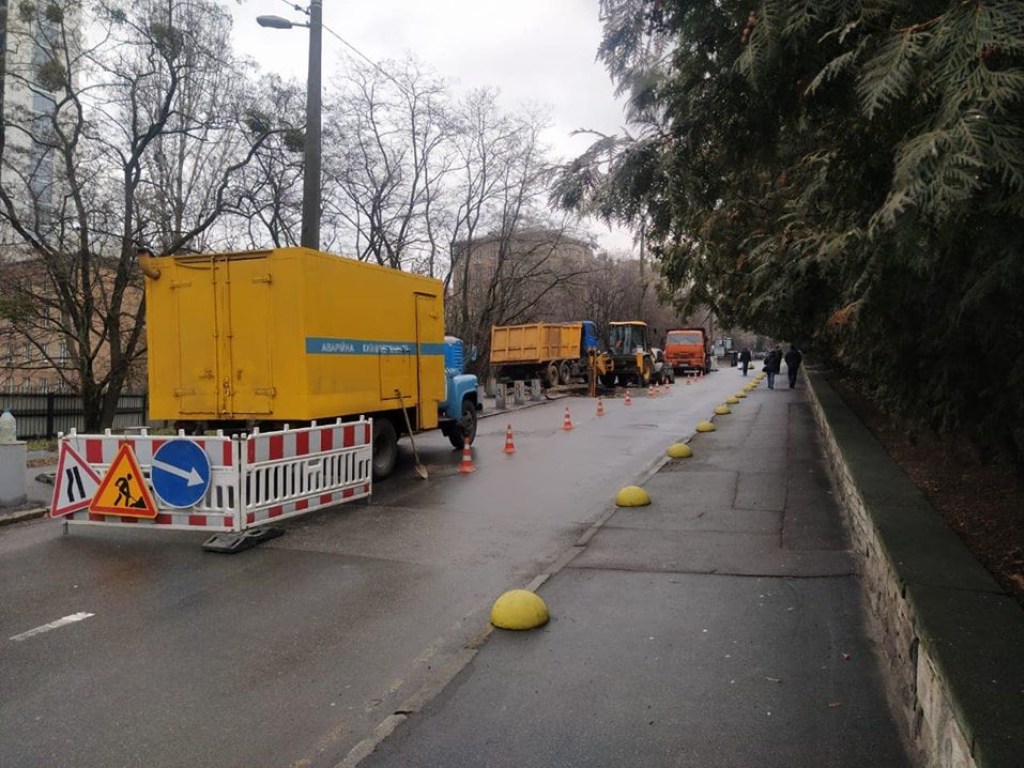 В Киеве на Печерске перекрыли дорогу из-за аварии на водопроводе (ФОТО)
