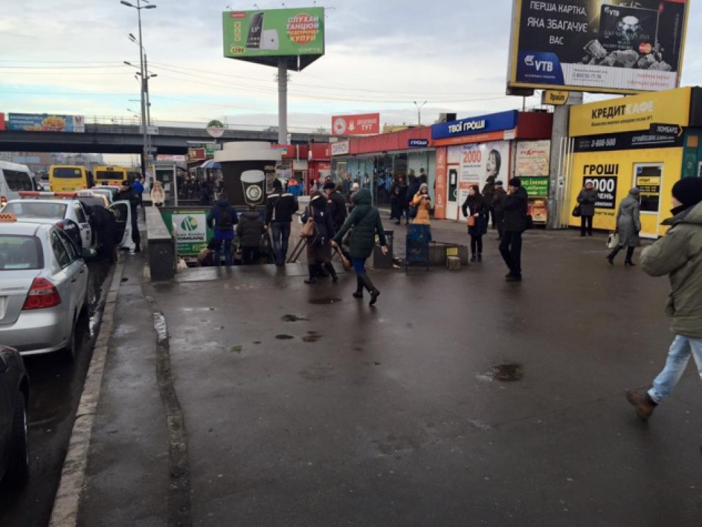 На Харьковском массиве в Киеве люди задержали вора и передали полиции (ФОТО)