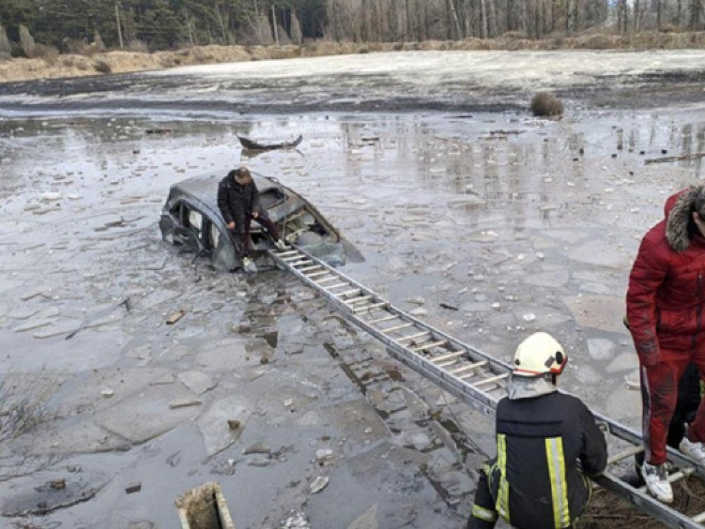 На Полтавщине произошло ДТП: Автомобиль с людьми рухнул в ледяное озеро (ФОТО)