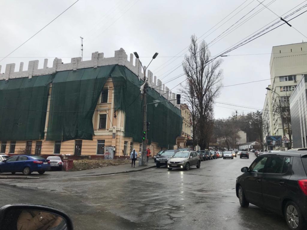 Надстройка на старинном здании: в Киеве появился новый «дом-монстр» (ФОТО)