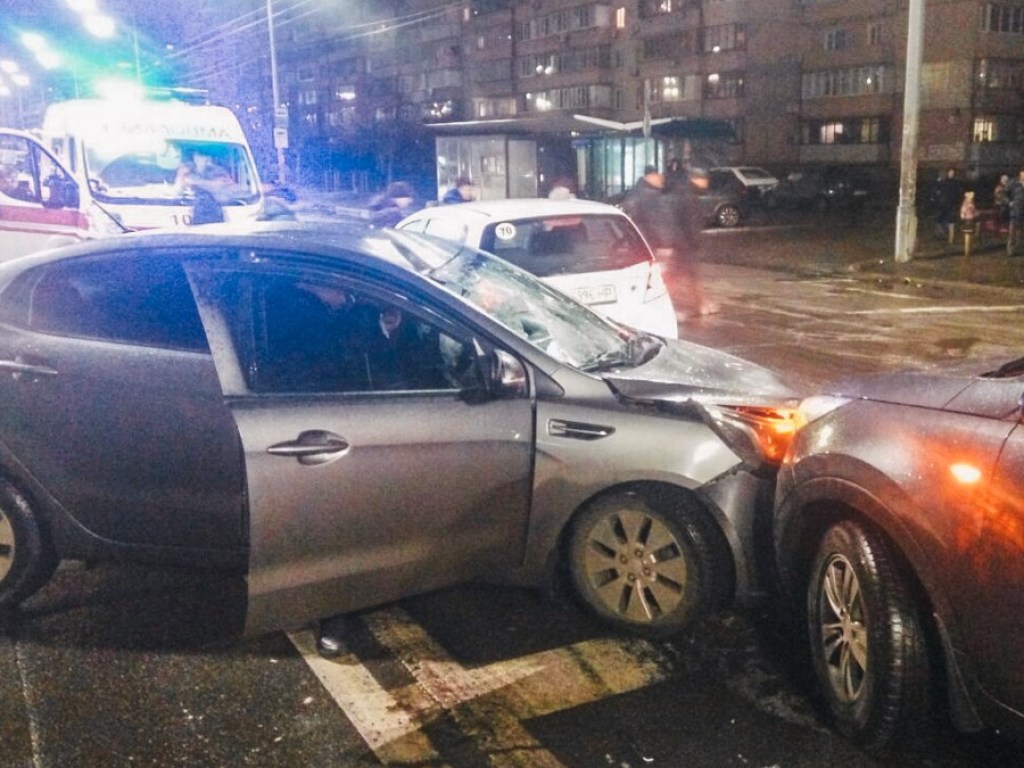 Разбиты несколько автомобилей: В Киеве водитель KIA насмерть сбил мужчину &#8212; появилось видео трагичного ДТП