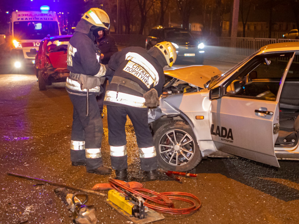 В Днепре из-за плохой видимости на дороге столкнулись 2 автомобиля: пострадали дети (ФОТО, ВИДЕО)