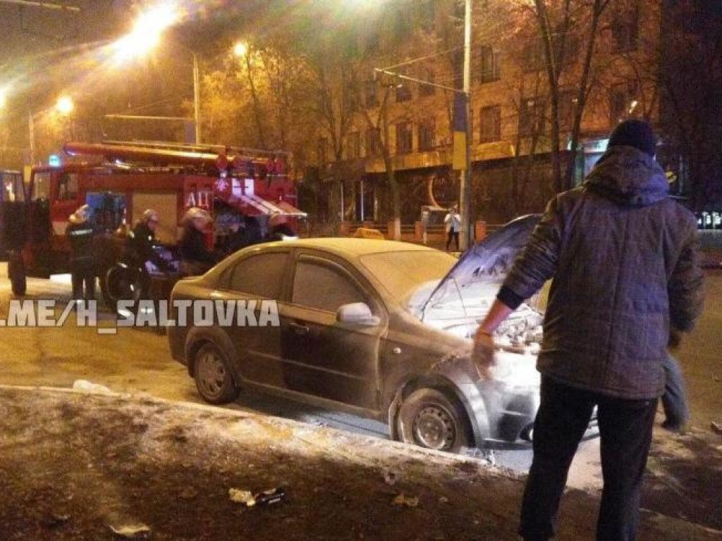 В Харькове во время движения загорелся автомобиль Chevrolet (ФОТО, ВИДЕО)