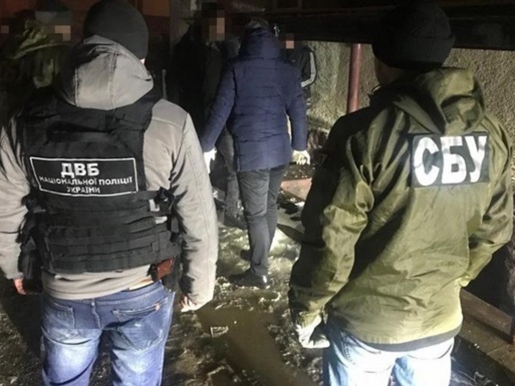 Торговал каннабисом и амфетамином: в Черновицкой области следователь полиции наладил наркобизнес (ФОТО)