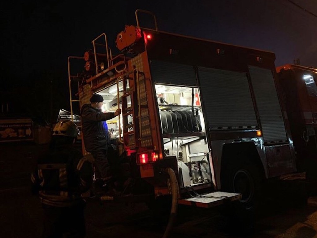 В Киеве на Подоле горел автомобиль Toyota: повреждено соседнее авто (ФОТО)